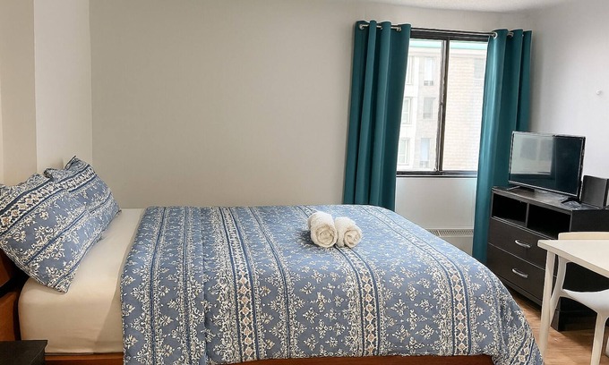 Downtown Calgary Apartment | Downtown Calgary Haven: Modern & Stylish Studio