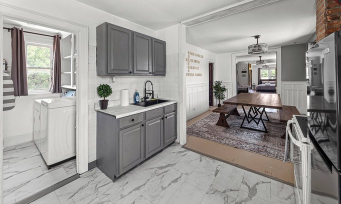 Buffalo Apartment | Downtown Central Clean Apartment With Game Console