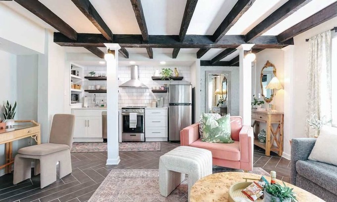 Historic Downtown Savannah Apartment | Downtown Chic Retreat| Historic Apt at Jones St