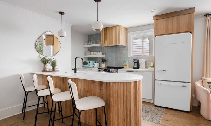 Cannonborough Elliotborough House | Downtown CHS | King Beds Convert to Singles!