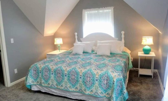 South Haven House | Downtown, close to everything, family friendly, newly renovated.