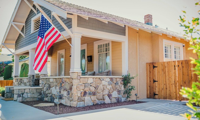 Clovis House | Downtown Clovis Vintage Charmern2-bedroom Private Home w/AC in charming Clovis