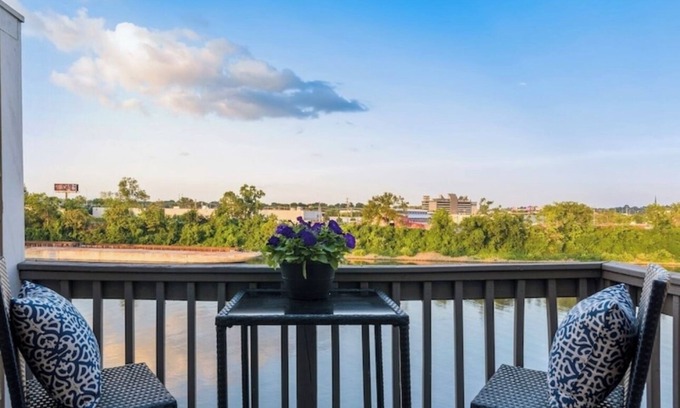 North Capitol Condo | Downtown Condo - Walkable to Broadway & Nissan Std - Free Covered Parking - Pool
