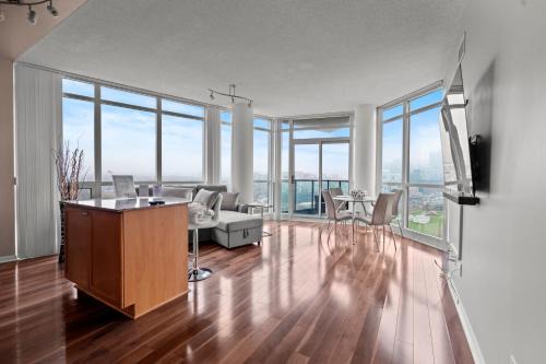 Fort York Apartment | Downtown Condo with Picturesque View