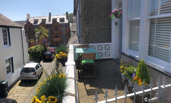 Conwy House | Downtown cottage-heart of Conwy-park free outside