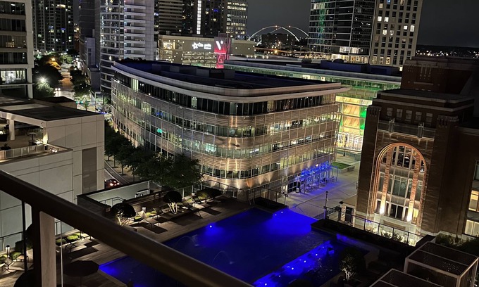 Uptown Condo | Downtown Dallas Apt w/View-walking distance to AAC+Free Parking+ Pool+Wifi
