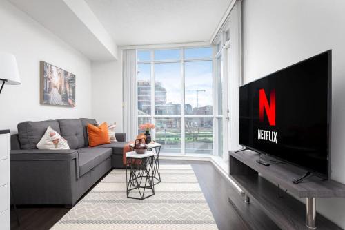 Bathurst Quay Apartment | Downtown Escape Stylish Condo with City Views