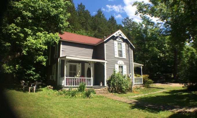 Eureka Springs Historic District Cottage | Downtown Eureka Springs Vacation Cottage