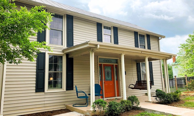 Floyd House | Downtown Floyd Retreat
