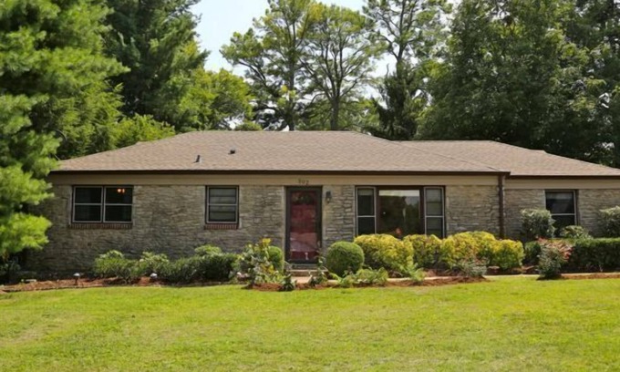 Franklin Cottage | Downtown Franklin!Very Clean and Quiet/Fenced yard/Dog friendly! No Cats