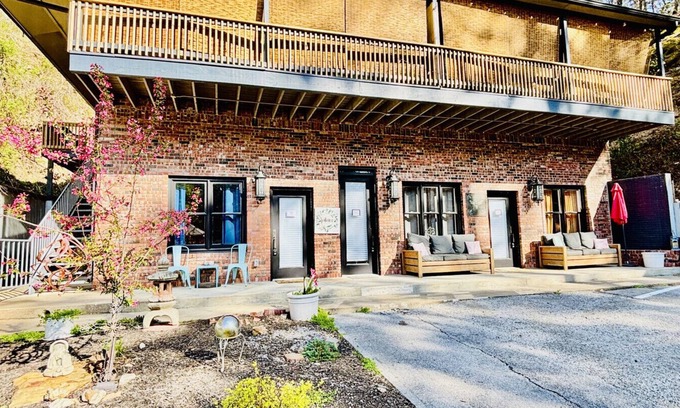 Eureka Springs Historic District Apartment | Downtown+FreeParking+Wifi Main St. Ste 101