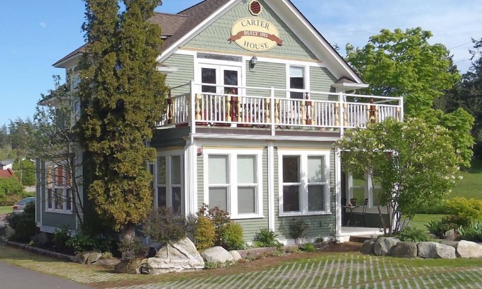 Friday Harbor Apartment | Downtown Friday Harbor! (Artist's Suite)