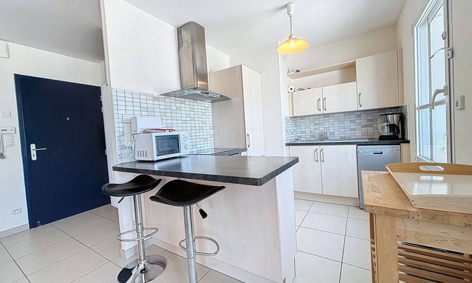 Granville Apartment | Downtown Granville: 2-Bedroom Apartment with Parking, Elevator, 300m to Beach