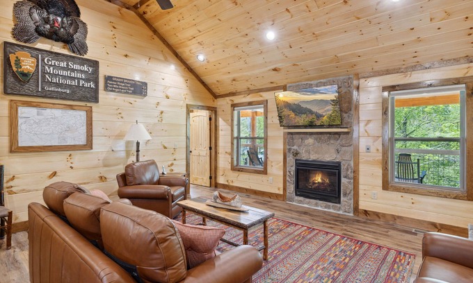 Gatlinburg Cabin | Downtown Hickory Hideaway