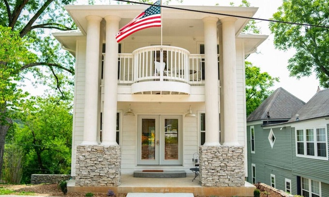 Eureka Springs Historic District Apartment | Downtown Historic Loop Downstairs Queen Free Parking