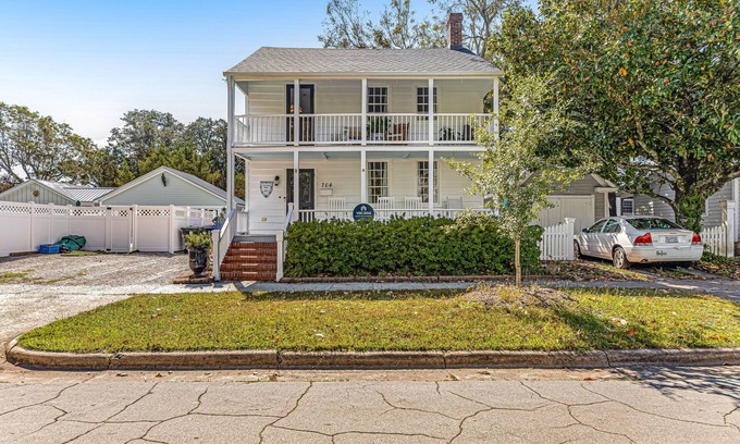 Morehead City House | Downtown home 1 block from waterfront with patio, front porches, streaming