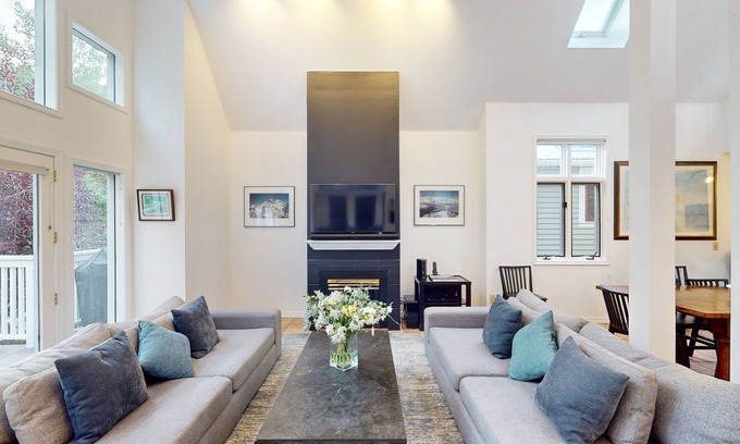 Telluride House | Downtown home with rooftop hot tub & fireplace - walk to gondola