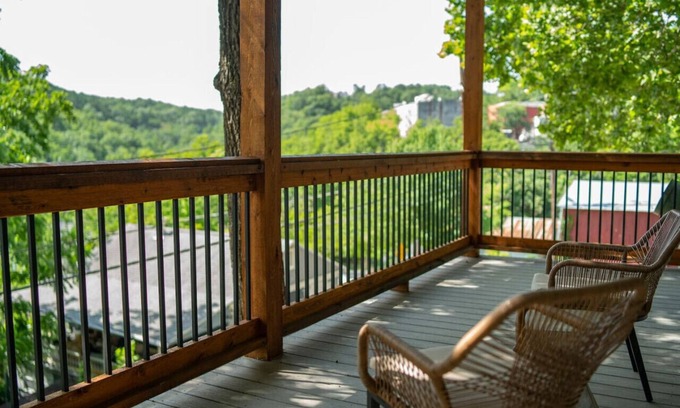Eureka Springs Historic District House | Downtown+HotTub+Wifi+FreeParking Entire Building @151 Spring