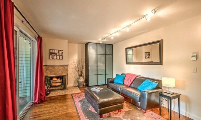 Moss Bay Condo | Downtown Kirkland Condo! Newly Renovated with Patio