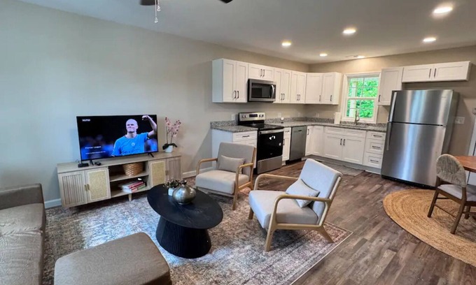 Liberty House | Downtown Liberty’s New Modern Cozy 4 Bed Townhome