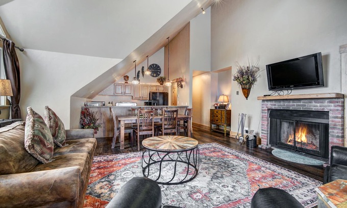 Historic District Condo | Downtown Location - Steps to Gondola, Hot Tub, DOG FRIENDLY SCC3