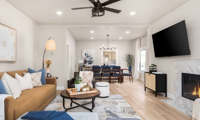 Lodi House | Downtown Lodi l 5 Bedrooms Sleeps 10 l Renovated