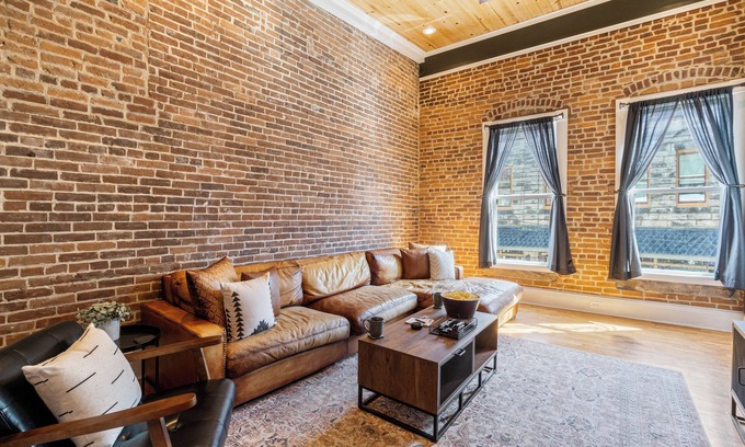 Eureka Springs Historic District Apartment | Downtown Loft on Spring, Sleeps 7, Near Basin Park