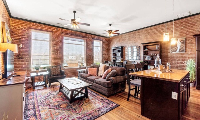 Perryville Apartment | Downtown Loft w/Amazing Bath Tub & Shower