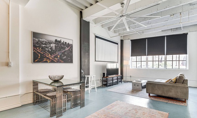 Historic Core Condo | Downtown Los Angeles Condo w/Rooftop Pool Access