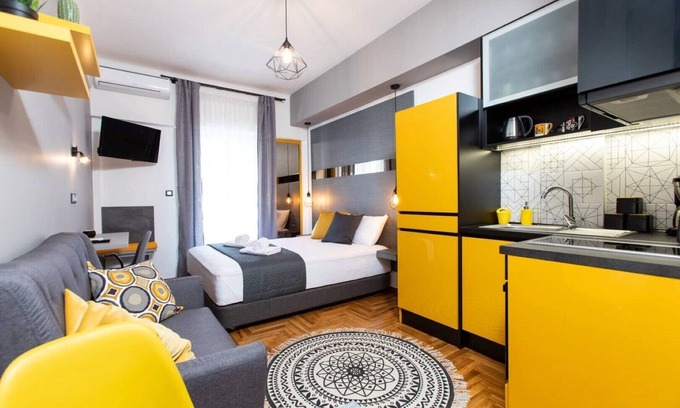Thessaloniki City Centre Apartment | Downtown Luxury Boutique Suites : The Yellow Suite