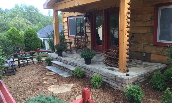 Blowing Rock Cabin | Downtown Main Street “STICKS" FENCED YARD
