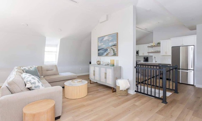Yachting Village House | Downtown Newport Penthouse
