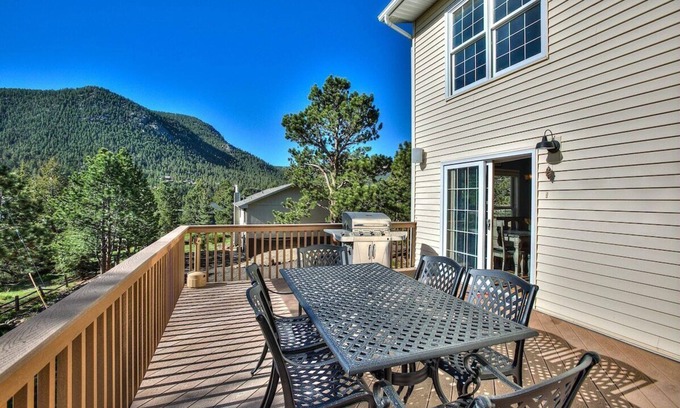 Estes Park House | Downtown Overlook - Large Home with Hot Tub & Fireplace