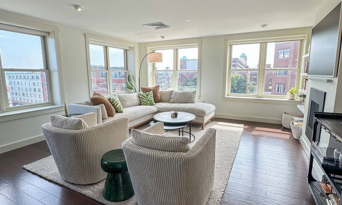 East Bayside Condo | Downtown Portland 2B2B Condo with Water View