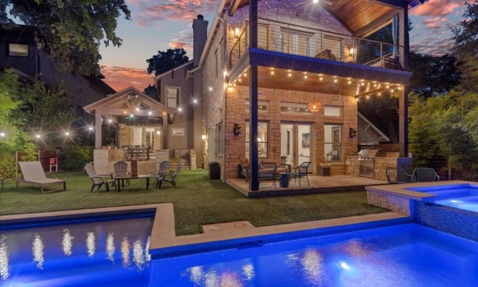 Bouldin House | Downtown, private heated pool + Spa, views, gym, game room