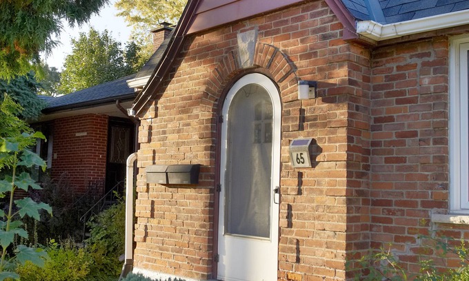 London Apartment | Downtown Quaint & Quiet Basement Apartment