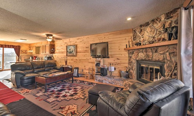 Red River House | Downtown Red River Retreat with Mtn Views and Yard