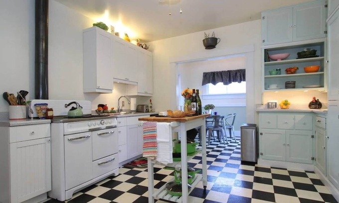 Santa Rosa House | Downtown Retro Bungalow Dog Friendly