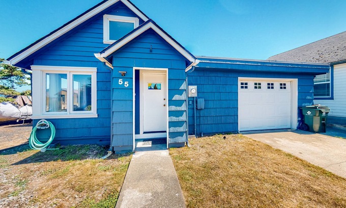 Bandon House | Downtown river-view cottage with enclosed yard, patio, grill, W/D, & WiFi