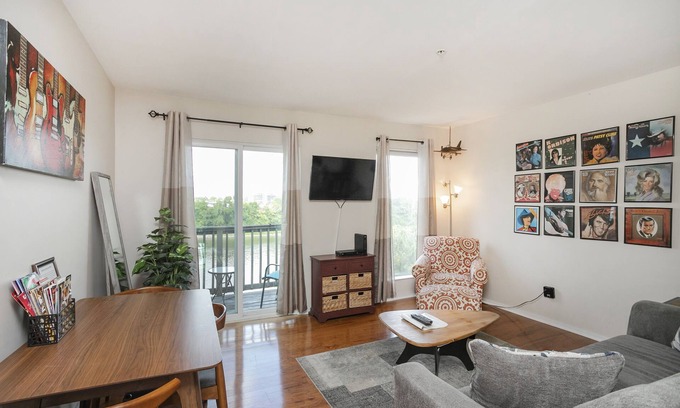 North Capitol Condo | DOWNTOWN Riverfront Condo conveniently located near BROADWAY action !