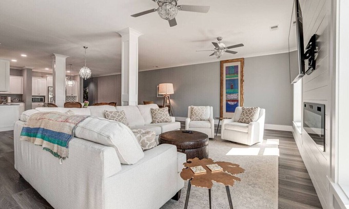 Smithville Apartment | Downtown's NEWEST AIRBNB "THE FIDDLE" !