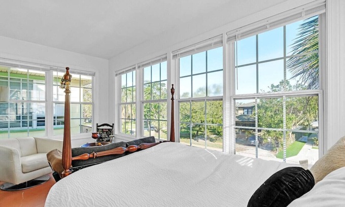 Crescent Lake House | Downtown | Safe Area | Sleeps 4