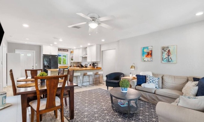 Central Sarasota House | Downtown Sarasota Bayview Bungalow. Ideal location to area wide attractions