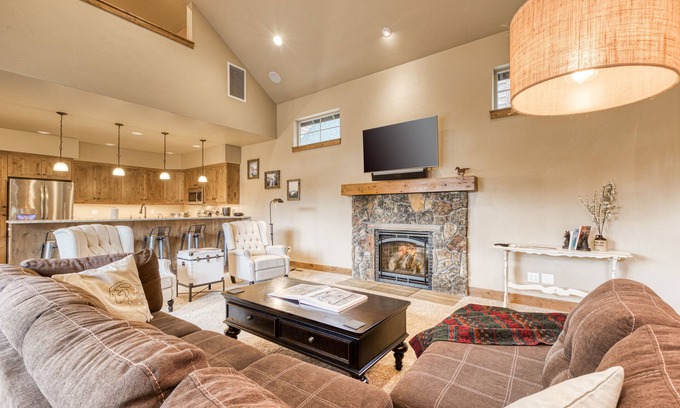 Sisters House | Downtown Sisters home w/private hot tub & fenced yard - dogs welcome
