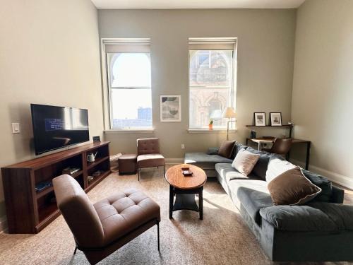 East Town Apartment | Downtown Sleek 2BR Loft