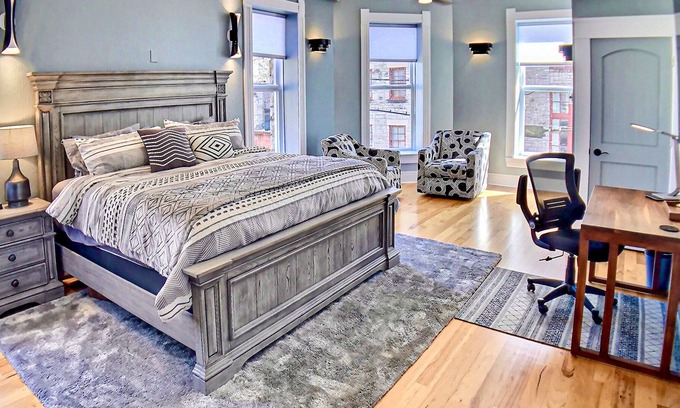 Eureka Springs Historic District House | Downtown suite with cable, central AC, kitchenette - near shops