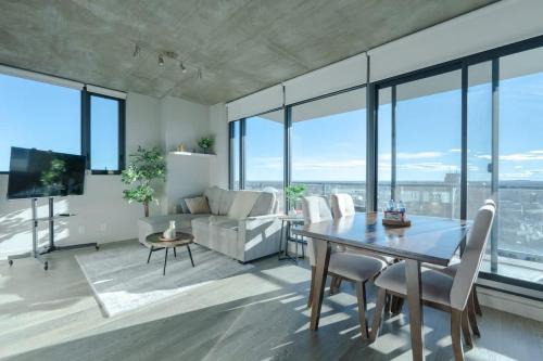 Connaught Apartment | Downtown Sunny Highrise Corner Condo Sleeps 7
