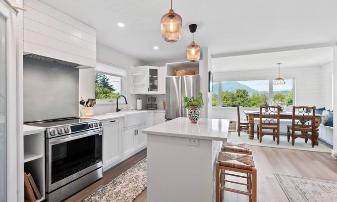 Tofino House | Downtown Tofino Bungalow-Tonquin, Restaurants, Tours