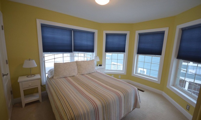 Traverse City Condo | Downtown Traverse City condo. Walk to everything. Air conditioning.