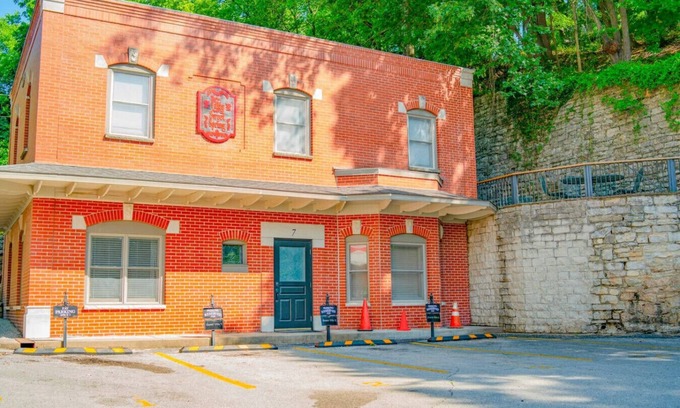Eureka Springs Historic District Apartment | Downtown Villa 2 at Sweet Spring Wifi Free Parking